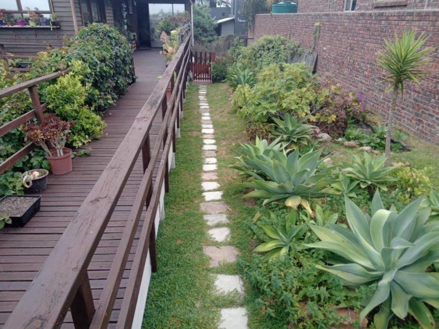 6 Bedroom Property for Sale in Paradise Beach Eastern Cape